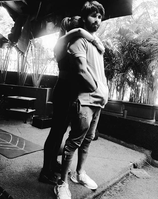 मीरा ने शाहिद संग शेयर की रोमांट‍िक फोटो, फैंस ने कहा- खूबसूरत जोड़ी