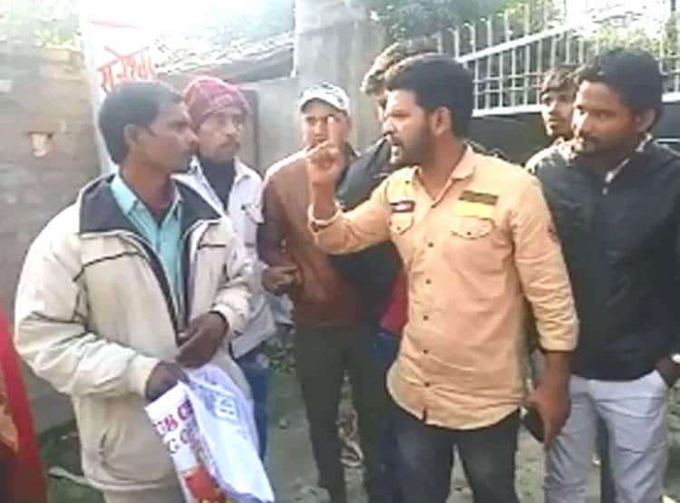 धर्म पर‍िवर्तन के आरोप पर बजरंग दल वालों ने कपल को पीटा, पकड़वाए कान