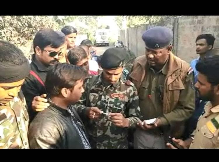 धर्म पर‍िवर्तन के आरोप पर बजरंग दल वालों ने कपल को पीटा, पकड़वाए कान