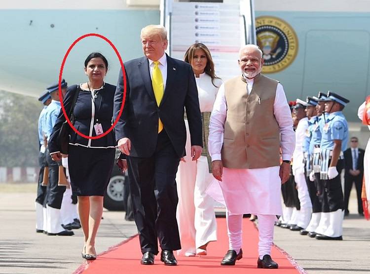 जानिए कौन है...मोदी-ट्रंप-मेलानिया के साथ रेड कारपेट पर दिखी ये महिला