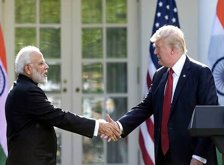 डोनाल्ड ट्रंप को बदबू न आए इसलिए यमुना में मिला रहे गंगा का पानी