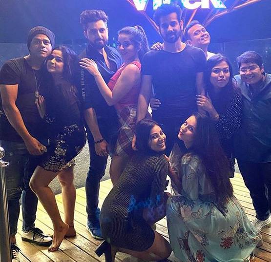 पूजा बनर्जी की बर्थडे पार्टी में दिखा मोनालिसा का बोल्ड अंदाज