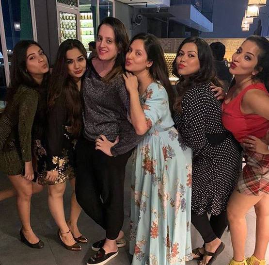 पूजा बनर्जी की बर्थडे पार्टी में दिखा मोनालिसा का बोल्ड अंदाज