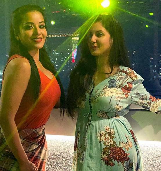 पूजा बनर्जी की बर्थडे पार्टी में दिखा मोनालिसा का बोल्ड अंदाज