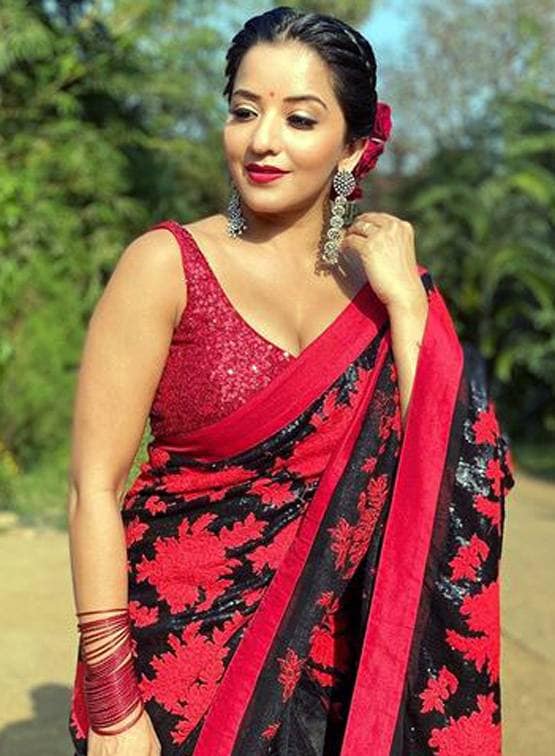 रोज डे पर लाल साड़ी में मोनालिसा ने कराया फोटोशूट, तस्वीरें वायरल