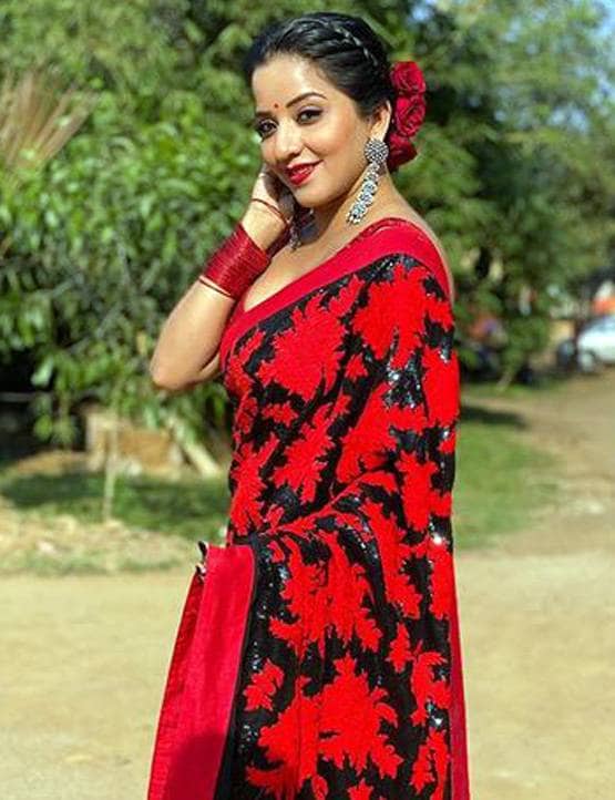 रोज डे पर लाल साड़ी में मोनालिसा ने कराया फोटोशूट, तस्वीरें वायरल