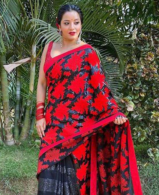 रोज डे पर लाल साड़ी में मोनालिसा ने कराया फोटोशूट, तस्वीरें वायरल