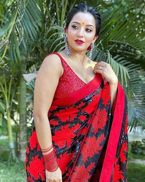 रोज डे पर लाल साड़ी में मोनालिसा ने कराया फोटोशूट, तस्वीरें वायरल