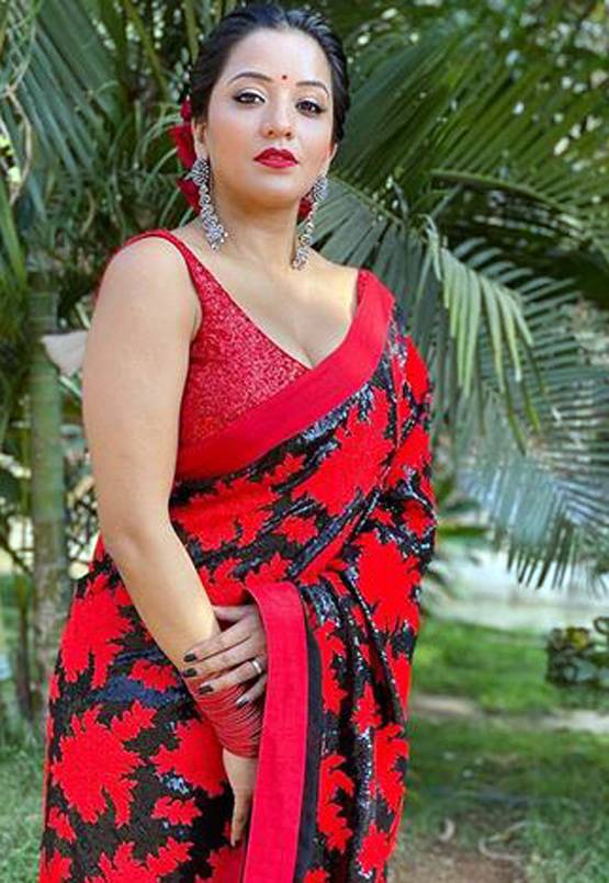 रोज डे पर लाल साड़ी में मोनालिसा ने कराया फोटोशूट, तस्वीरें वायरल