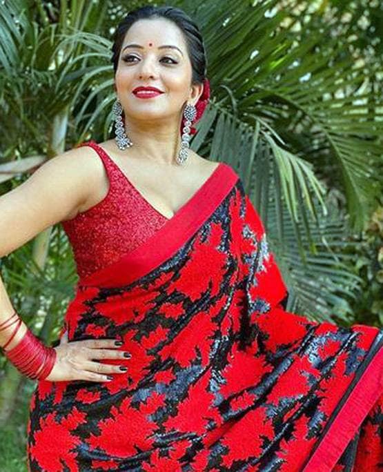 रोज डे पर लाल साड़ी में मोनालिसा ने कराया फोटोशूट, तस्वीरें वायरल