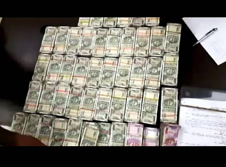 कार से म‍िले सवा करोड़ रुपये, सीट के अंदर बना रखे थे लॉकर