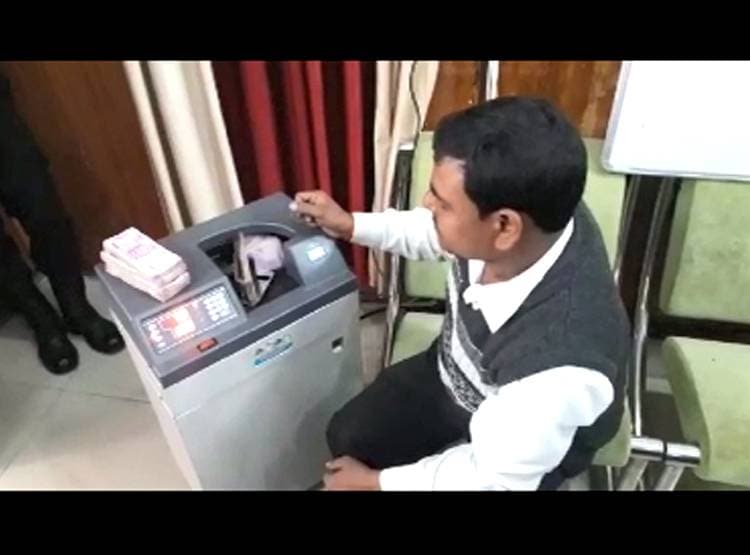 कार से म‍िले सवा करोड़ रुपये, सीट के अंदर बना रखे थे लॉकर