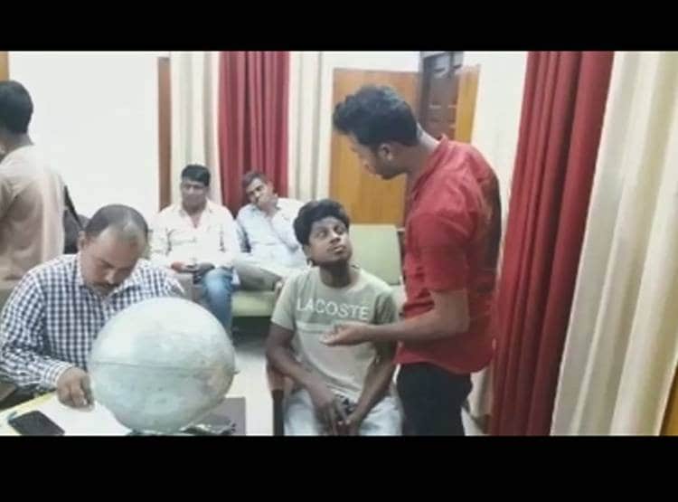 कार से म‍िले सवा करोड़ रुपये, सीट के अंदर बना रखे थे लॉकर