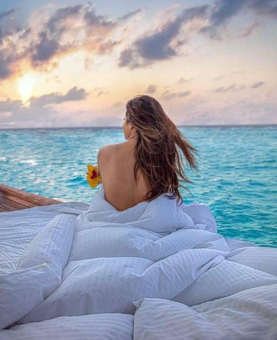 समंदर किनारे मौनी का बोल्ड अंदाज, सनसेट एंजॉय करते हुए तस्वीरें वायरल