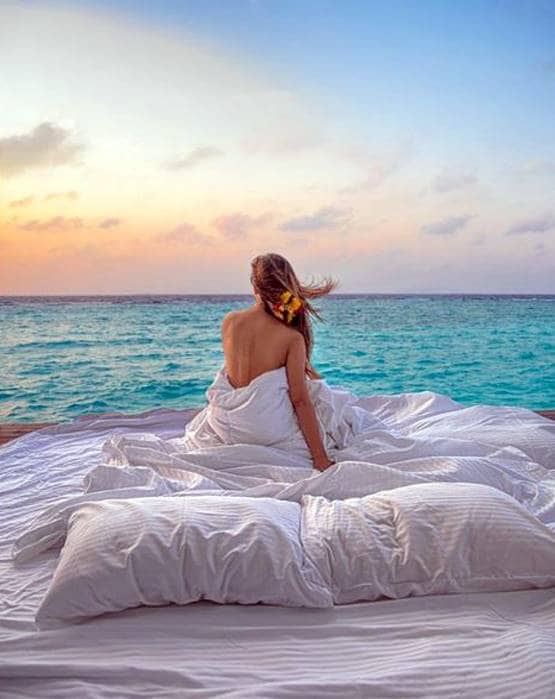 समंदर किनारे मौनी का बोल्ड अंदाज, सनसेट एंजॉय करते हुए तस्वीरें वायरल