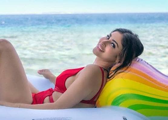 अंडरवाटर स्विमिंग कर मौनी रॉय ने मनाया वेलेंटाइन डे, शेयर किया Video