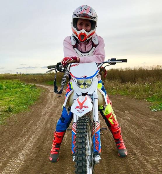 उम्र 50 साल, बेपनाह खूबसूरत: ब्यूटी कॉन्टेस्ट जीतकर 'दादी मां' ने मचाई सनसनी