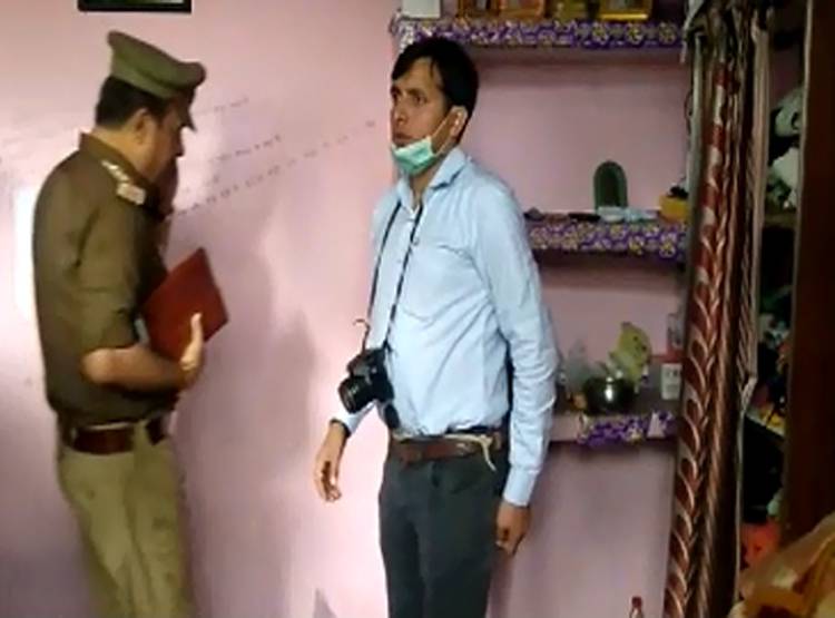 दीवार पर लिखा- पत्नी लड़कों से बात करती है, फैमिली को मारकर सुसाइड