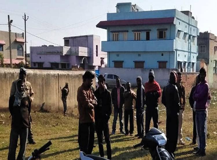 पत्नी की हत्या कर लाश के साथ बैठा था पति, मंजर देख कांप उठी पुलिस