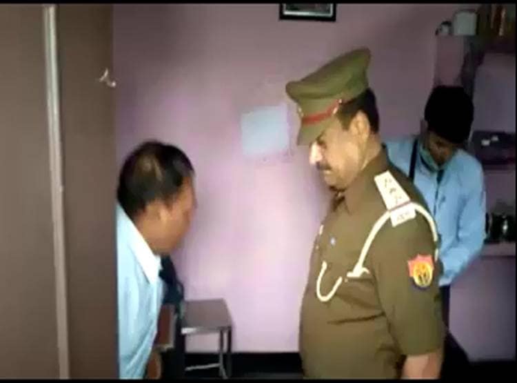 दीवार पर लिखा- पत्नी लड़कों से बात करती है, फैमिली को मारकर सुसाइड