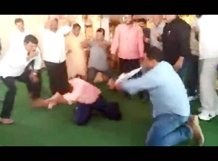 'नाग‍िन डांस' करते नजर आए इंस्पेक्टर, यहीं हुई थी द‍िशा केस में FIR