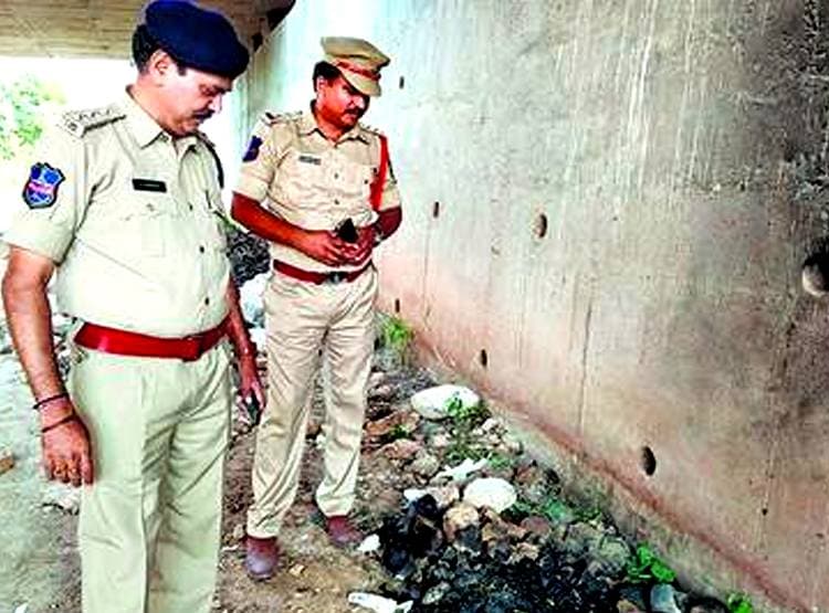 'नाग‍िन डांस' करते नजर आए इंस्पेक्टर, यहीं हुई थी द‍िशा केस में FIR