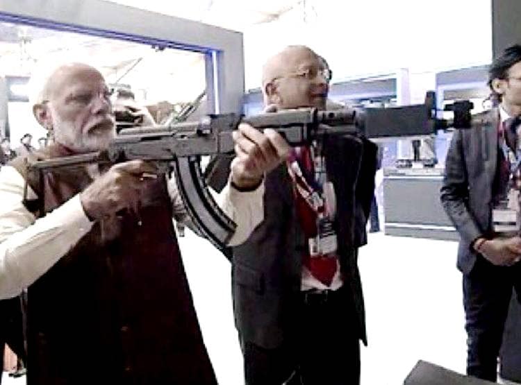 ...जब Defense Expo में PM मोदी ने उठाई गन, चलाईं कई राउंड गोलियां