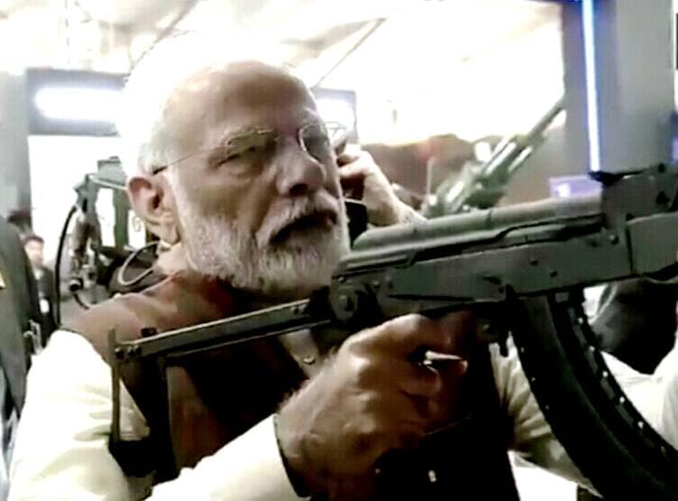 ...जब Defense Expo में PM मोदी ने उठाई गन, चलाईं कई राउंड गोलियां