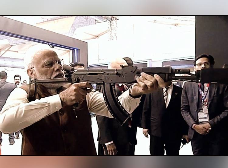 ...जब Defense Expo में PM मोदी ने उठाई गन, चलाईं कई राउंड गोलियां
