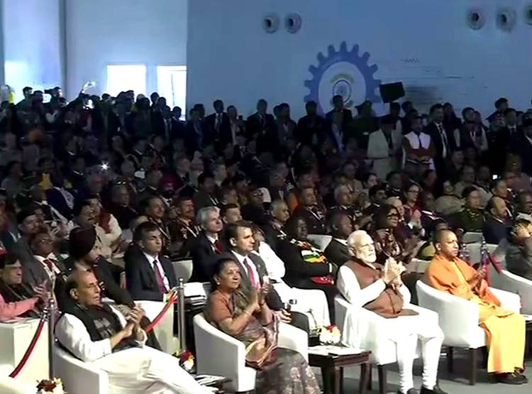 ...जब Defense Expo में PM मोदी ने उठाई गन, चलाईं कई राउंड गोलियां