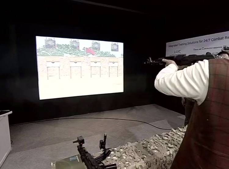 ...जब Defense Expo में PM मोदी ने उठाई गन, चलाईं कई राउंड गोलियां