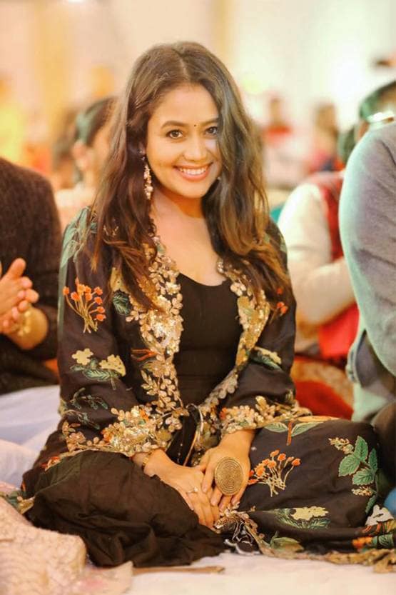 2000 या 100 का नोट, नेहा कक्कड़ ने गरीब बच्चों को दिए कितने रुपये?