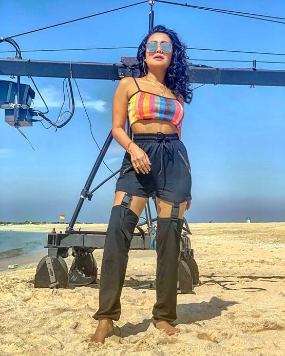 2000 या 100 का नोट, नेहा कक्कड़ ने गरीब बच्चों को दिए कितने रुपये?