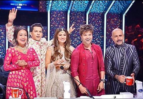 नेहा कक्कड़ और आदित्य नारायण ने लिए 7 फेरे? वायरल हुई शादी की तस्वीरें