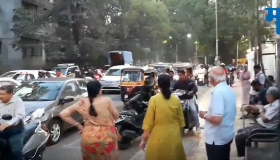 लोगों का दिल जीत रही 71 साल की महिला, बनीं 'ट्रैफिक आंटी'