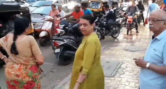 लोगों का दिल जीत रही 71 साल की महिला, बनीं 'ट्रैफिक आंटी'