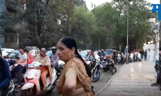 लोगों का दिल जीत रही 71 साल की महिला, बनीं 'ट्रैफिक आंटी'