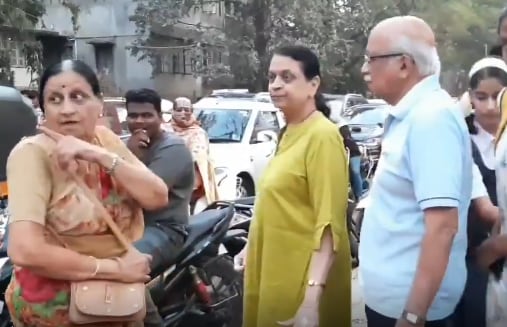 लोगों का दिल जीत रही 71 साल की महिला, बनीं 'ट्रैफिक आंटी'