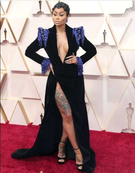 Oscar 2020: रेड कारपेट पर सेलेब्स दिखे अनोखे लुक में, वायरल हुईं तस्वीरें