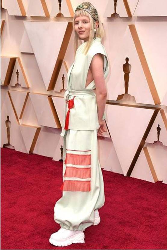 Oscar 2020: रेड कारपेट पर सेलेब्स दिखे अनोखे लुक में, वायरल हुईं तस्वीरें