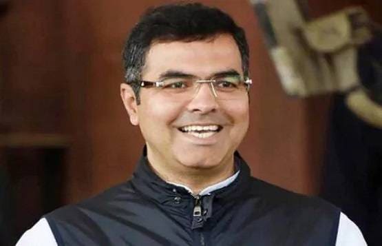 दिल्ली चुनाव: प्रचार थमा, कोई क्रिकेट खेल रहा, कोई चाय पिला रहा