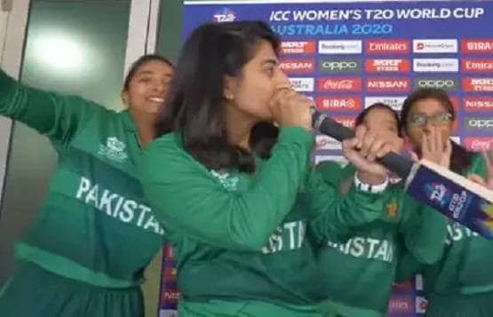 पाकिस्तानी महिला टीम ने बैट पकड़कर किया डांस, फैंस ने दी भद्दी गालियां