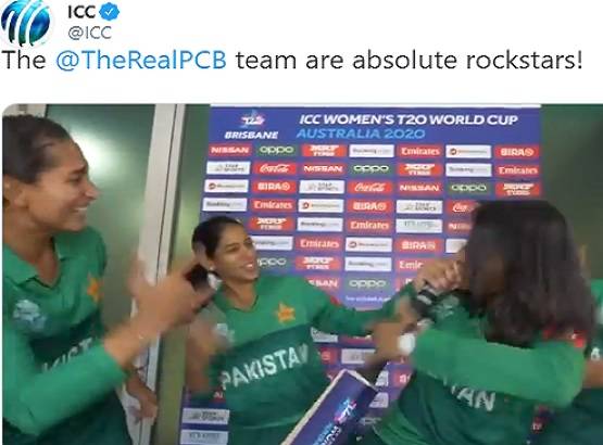 पाकिस्तानी महिला टीम ने बैट पकड़कर किया डांस, फैंस ने दी भद्दी गालियां