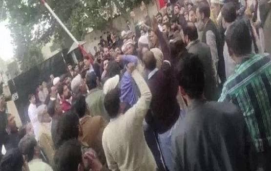 कोरोना पर चीन से एकजुटता दिखाना PAK को पड़ा भारी, सड़कों पर उतरे लोग