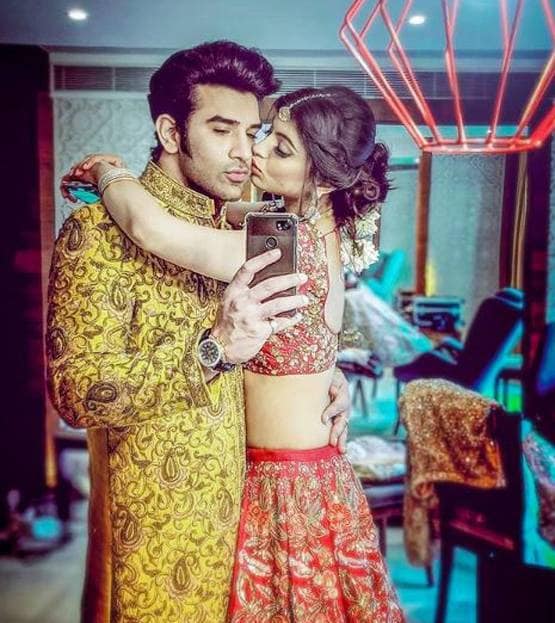 बिग बॉस फिनाले से पहले पारस की गर्लफ्रेंड ने शेयर की बैकलेस Photo