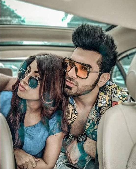 बिग बॉस फिनाले से पहले पारस की गर्लफ्रेंड ने शेयर की बैकलेस Photo