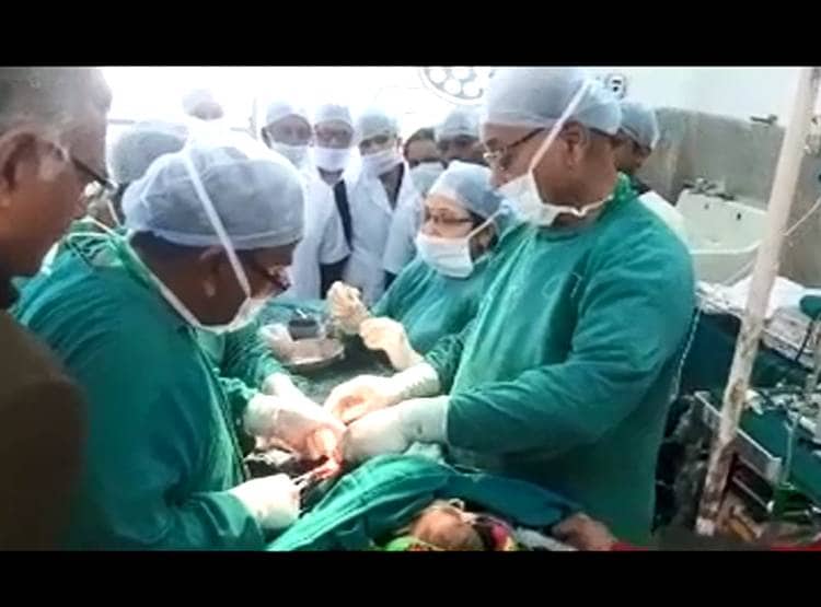 7 महीने के बच्चे के पेट से न‍िकला 8 महीने का भ्रूण, बन चुके थे हाथ-पैर