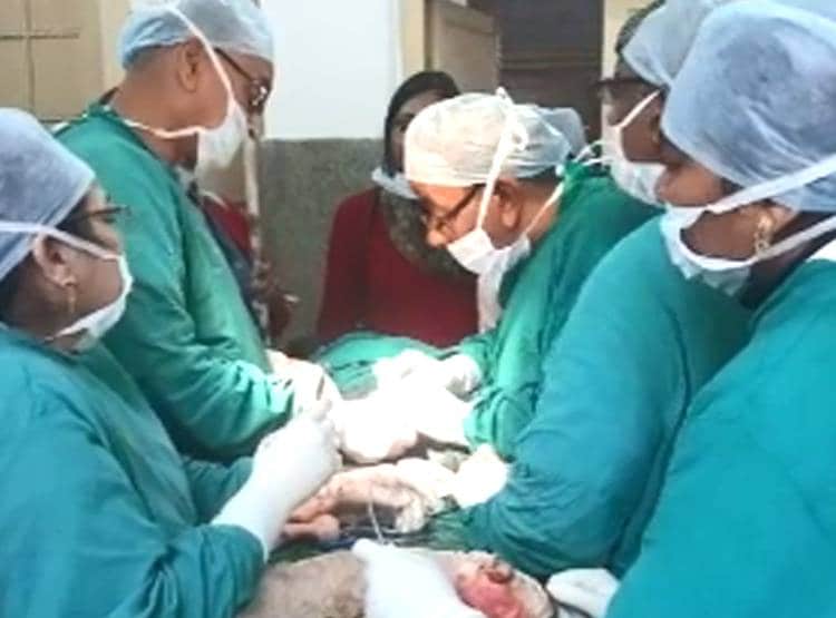 7 महीने के बच्चे के पेट से न‍िकला 8 महीने का भ्रूण, बन चुके थे हाथ-पैर