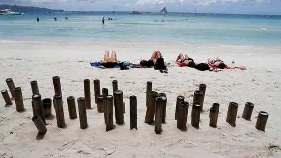 बिकिनी में घूम रही थी लड़की, पुलिस अफसरों से भिड़ंत का Video वायरल