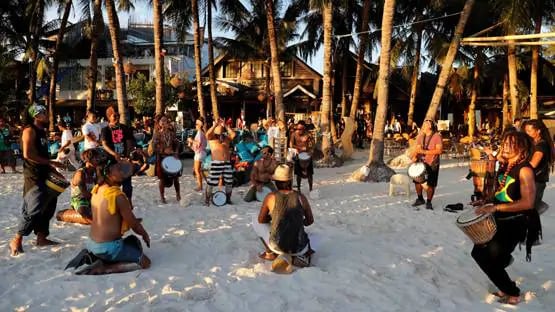 बिकिनी में घूम रही थी लड़की, पुलिस अफसरों से भिड़ंत का Video वायरल